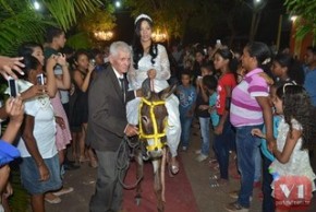 Stefhany Absoluta chegou ao casamento montada em um jumento.(Imagem: Divulgação/Sergio Alves Portal V1)