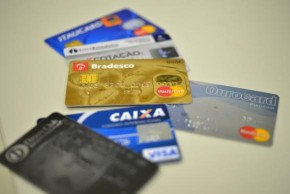 Juros do cartão de crédito rotativo estão mais altos.(Imagem:Agência Brasil)