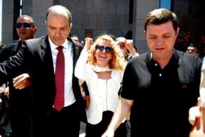 Joelma comemora divórcio na porta de fórum.(Imagem:MSN)