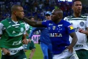 Jogador Sassá é suspenso por seis jogos por briga em Cruzeiro x Palmeiras.(Imagem:Reprodução)