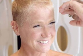 Xuxa raspa cabelo para novo programa e rebate críticos.(Imagem:Instagram)