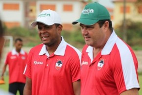 Vica (com boné verde) ao lado de Capitão, ex-técnico e agora auxiliar do River-PI.(Imagem:Erica Paz)