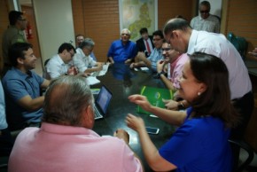  Deputados reunidos no gabinete da Presidência da Assembleia Legislativa.(Imagem:Alepi)