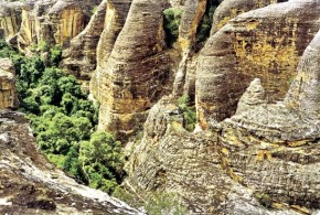 Formação rochosa chamada Baixão das Andorinhas, no parque nacional da serra da Capivara.(Imagem:Mara Gama/Folhapress )