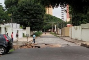 Cratera abre após forte chuva na zona Leste de Teresina.(Imagem:Portalr10.com)