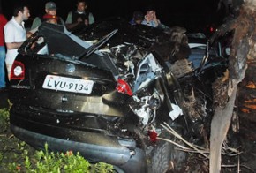 Carro destruído após acidente grave. (Imagem:David Carvalho)