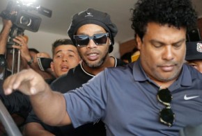 Ronaldinho e o irmão Assis deixam o MP do Paraguai após prestarem depoimento(Imagem:Jorge Adorno/Reuters)