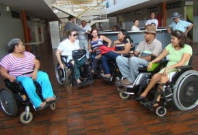 Cadeirantes foram até a Câmara Municipal solicitar que os vereadores intervenham junto ao prefeito.(Imagem:Caroline Oliveira/Cidadeverde.com)