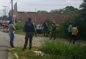 Viatura da PM cai em riacho durante perseguição em bairro de Floriano.(Imagem:Divulgação)