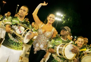 A rainha da bateria da Imperatriz Leopoldinense deu um show de sensualidade (Imagem:Ag.Aphotos)