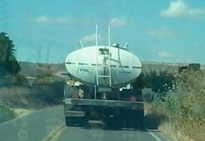 Cidades do litoral do Piauí são abastecidas por carro pipa.(Imagem:Divulgação)