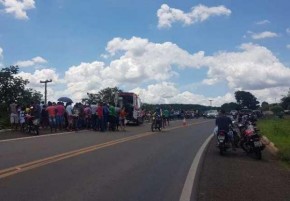 Colisão entre carro e carreta deixa uma pessoa ferida na BR-230 entre Oeiras e Floriano.(Imagem:Divulgação)