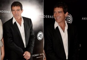 Antonio Banderas posou sorridente no lançamento de seu perfume e da exposição das fotos que tirou.(Imagem:Divulgação)