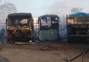 Incêndio atinge oficina, destrói ônibus, caminhão e dois carros.(Imagem:Cidadeverde.com)