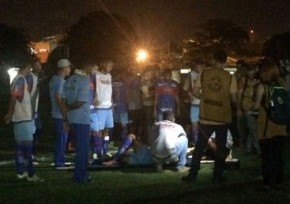 Testinha foi atendido ainda no gramado de demorou para se levantar(Imagem:Fábio Lima)