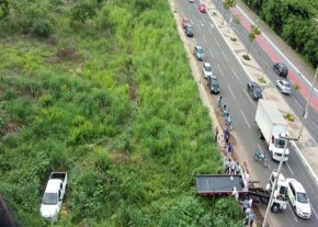 Caminhonete sai da pista e invade matagal na capital.(Imagem:Cidadeverde.com)