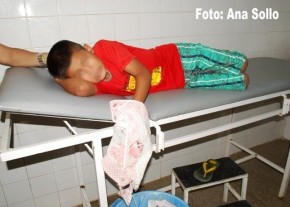 Menino de 9 anos achou o artifício na rua e fala que a bomba explodiu devido o forte calor.(Imagem:Ana Sollon)