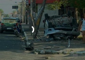 Motorista perde controle, capota e provoca estragos na capital.(Imagem:Divulgação)
