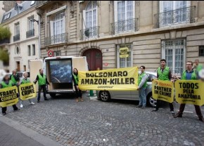 Ativistas do Greenpeace invadem residência do embaixador do Brasil em Paris.(Imagem:Estadão Conteúdo)