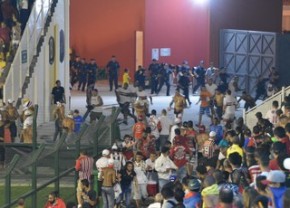 Confusão ocorreu na entrada do Nogueirão, no intervalo do jogo.(Imagem:Vitor Geron)