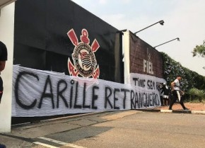 Em protesto, torcida do Corinthians pede raça e critica Carille retranqueiro.(Imagem:Divulgação)