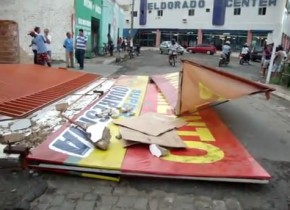 Queda de um muro e uma placa no bairro Catumbí(Imagem:Agente190)