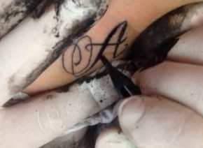 Rodrigo fazendo tatuagem para Adriana na sexta-feira, 27.(Imagem: Instagram / Reprodução)