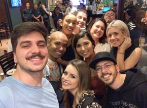 Sandy e Junior celebram o ano junto com os bailarinos da turnê(Imagem:Reprodução/Instagram)