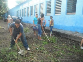 Alunos participam de mutirão de limpeza em escola de Floriano.(Imagem:FlorianoNews)