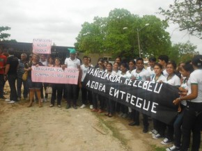 Alunos realizaram protesto contra obras inacabadas no CEEP em Floriano.(Imagem:FlorianoNews)