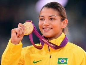 Sarah mostra a medalha no pódio.(Imagem:Bruno Santos/Terra)