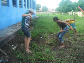Alunos participam de mutirão de limpeza em escola de Floriano.(Imagem:FlorianoNews)