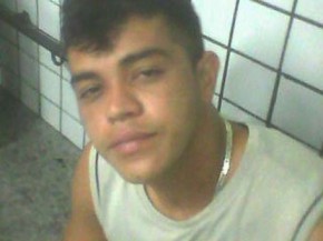Eros Silva de Oliveira foi preso no bairro Porenquanto com 50g de crack, dinheiro trocado e balança de precisão.(Imagem:Divulgação)
