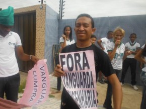 Alunos realizaram protesto contra obras inacabadas no CEEP em Floriano.(Imagem:FlorianoNews)
