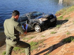 Veículo cai dentro do açude Caldeirão.(Imagem:Sílvio Vieira/ClicaPiripiri)