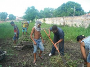 Alunos participam de mutirão de limpeza em escola de Floriano.(Imagem:FlorianoNews)