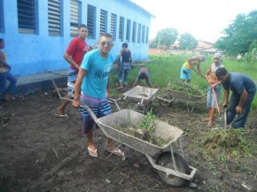 Alunos participam de mutirão de limpeza em escola de Floriano.(Imagem:FlorianoNews)