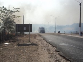 Fumaça atrapalha o trânsito(Imagem:Cida Santana)
