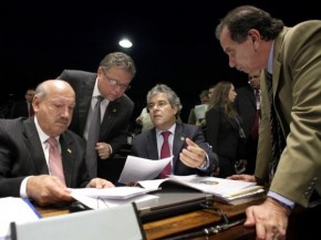 Da esq. para a dir., os senadores Luiz Henrique (PMDB-SC), Blairo Maggi (PR-MT), Jorge Viana (PT-AC) e Aloysio Nunes (PSDB-SP) durante discussão do novo Código Florestal.(Imagem: Lia de Paula/Agência Senado)