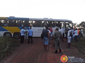 PI-113: PM intercepta ônibus da S. Joaquim.(Imagem:Portal Em Dia)