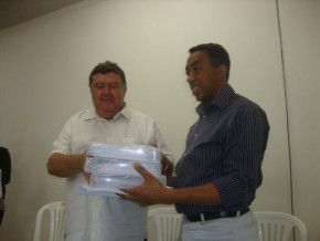 Secretario Silvio entregando o projeto da praça de eventos para o Prefeito de Floriano, Joel(Imagem:redação)