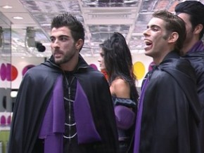 Brothers fantasiados de vampiro à espera da festa(Imagem:Reprodução)