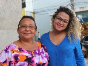 Ao lado da filha, dona Elizete Barbosa diz que a tradi- ção deve ser respeitada.(Imagem: Fernando Brito/G1)