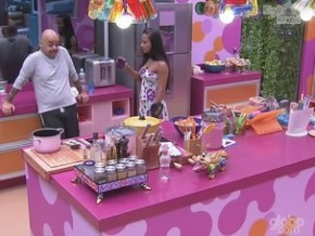 Jo&atilde;o Carvalho e Kelly conversam sobre Pared&atilde;o.(Imagem:Reprodu&ccedil;&atilde;o)