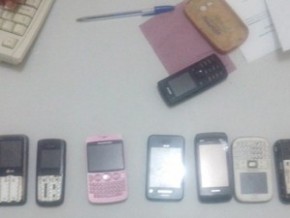 Nove celulares roubados foram encontrados com o suspeito.(Imagem:Divulgação/PM)