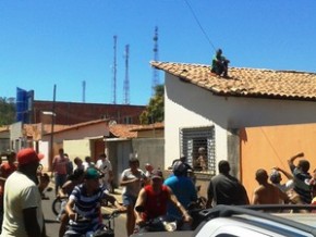 Homem subiu no telhado de uma casa para escapar de linchamento.(Imagem:JFagora)