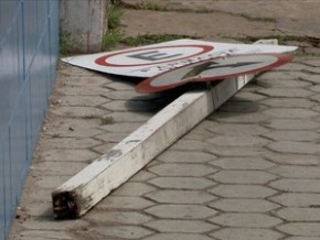 Placa de sinalização que caiu e feriu idosa em Teresina.(Imagem:Reprodução/TV Clube)