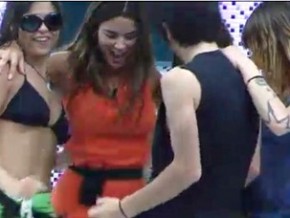 Laisa dança com hermanos.(Imagem:Reprodução)