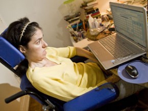 Com o nariz, Alexandra escreve em um teclado virtual(Imagem:(Foto: Daigo Oliva/G1))