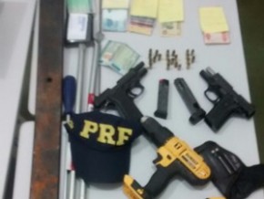 Armas, munições, dinheiro e ferramentas foram encontrados em veículo.(Imagem:PRF)